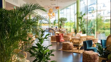 Serveert ontbijt, lunch, Mediterrane gerechten, uitzicht op de tuin