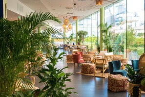 Se sirven desayunos, comidas y cocina mediterránea con vista al jardín