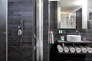 Designer toiletries, hair dryer, bathrobes, slippers - Renaissance Paris Arc de Triomphe Hotel (Paris)