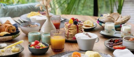 Tägliches Frühstücksbuffet (35 EUR pro Person)