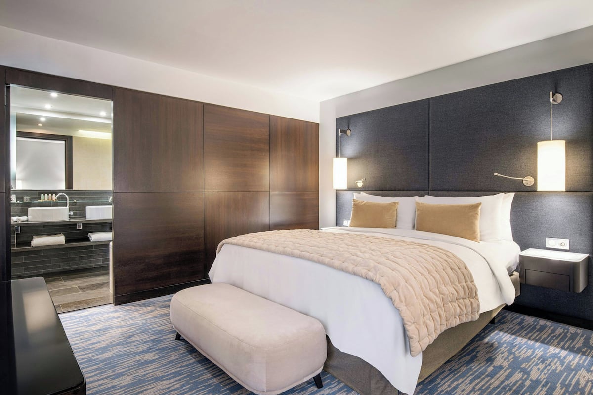 Suite, 1 habitación, vista al jardín (Home Suite Home) | Ropa de cama de alta calidad y minibar