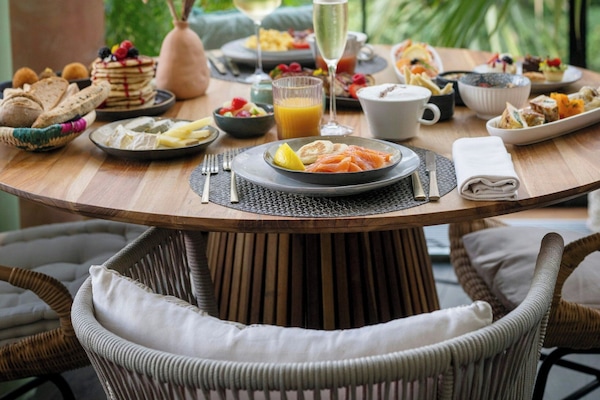 Petit déjeuner, déjeuner et dîner servis sur place, vue sur le jardin