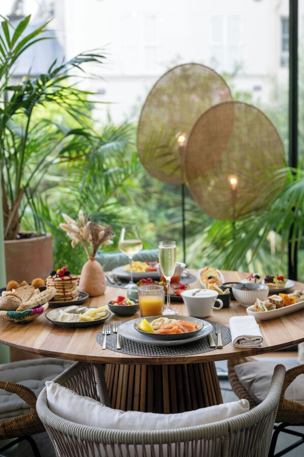 Se sirven desayunos, comidas y cocina mediterránea con vista al jardín