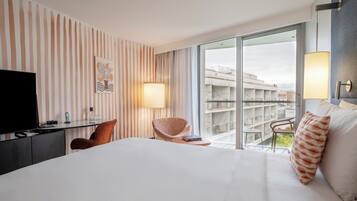 Superior room, 1 king bed | Premium bedding, minibar, in-room safe, blackout curtains