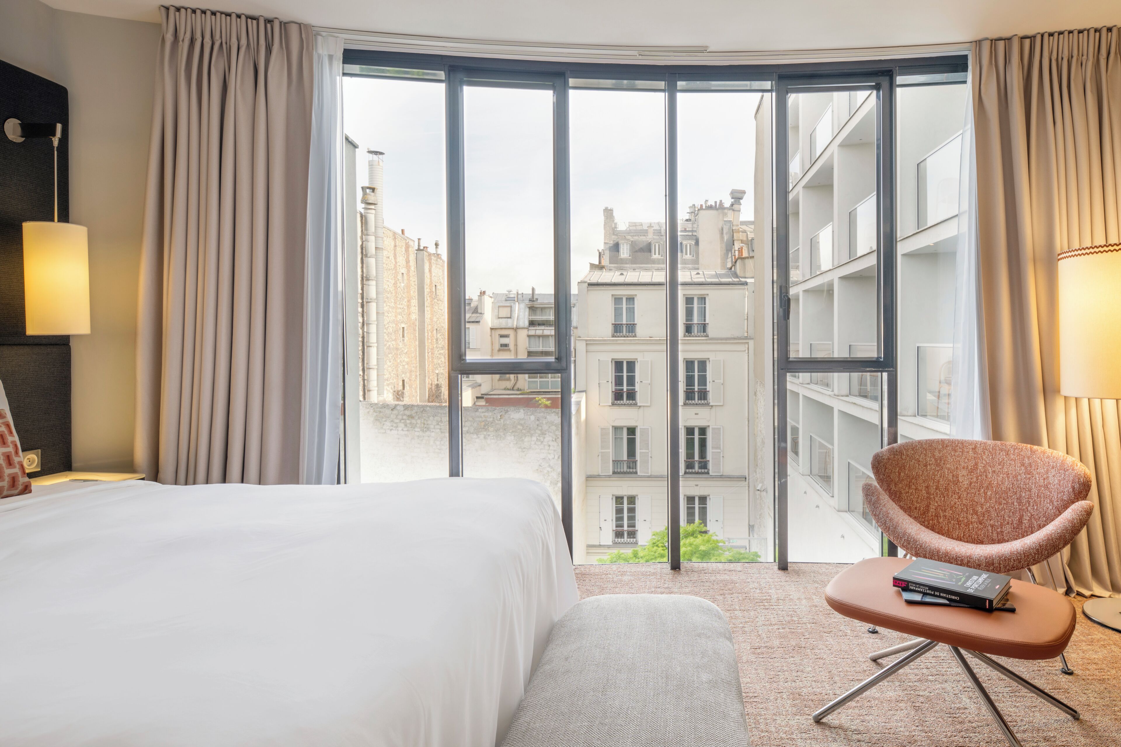 Quarto, 1 cama Queen, vista para o jardim | Roupas de cama premium, frigobar, cofres nos quartos, cortinas blackout