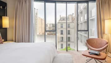 Zimmer, 1 Queen-Bett, Gartenblick | Hochwertige Bettwaren, Minibar, Zimmersafe, Verdunkelungsvorhänge