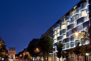 Vista frontal de la propiedad por la tarde o noche