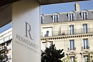 Une enseigne pour l’hôtel Renaissance Paris Arc de Triomphe.