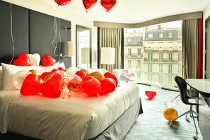 Room, 1 King Bed, City View | Premium bedding, minibar, in-room safe, blackout curtains - Renaissance Paris Arc de Triomphe Hotel (Paris)