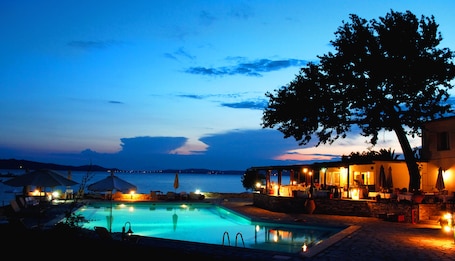2 piscinas techadas, una piscina al aire libre, sombrillas