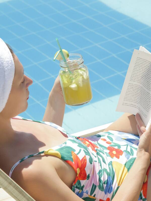 2 piscinas techadas, una piscina al aire libre, sombrillas