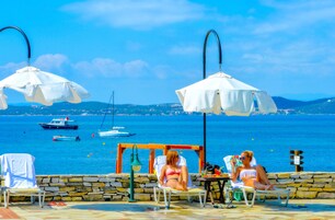 2 beltéri medence, szabadtéri medence, napernyők és napozóágyak