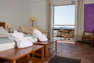 Prémium ágynemű, minibár, széf a szobában és íróasztal