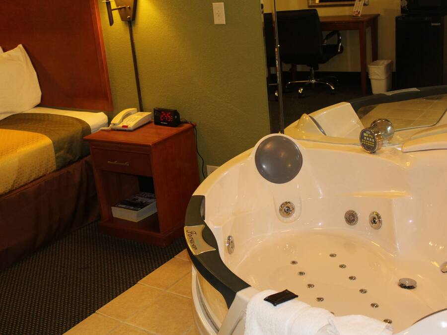 Suite, 1 King Bed, Non Smoking (Jacuzzi) | Blackout drapes, iron/ironing board, free WiFi, bed sheets