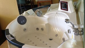 Suite, 1 Tempat Tidur King, Bebas Asap Rokok (Jacuzzi) | Jet tub