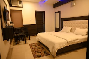 Deluxe Double Room, City View | Shared kitchen | Fridge - South Indian Hotel (New Delhi)