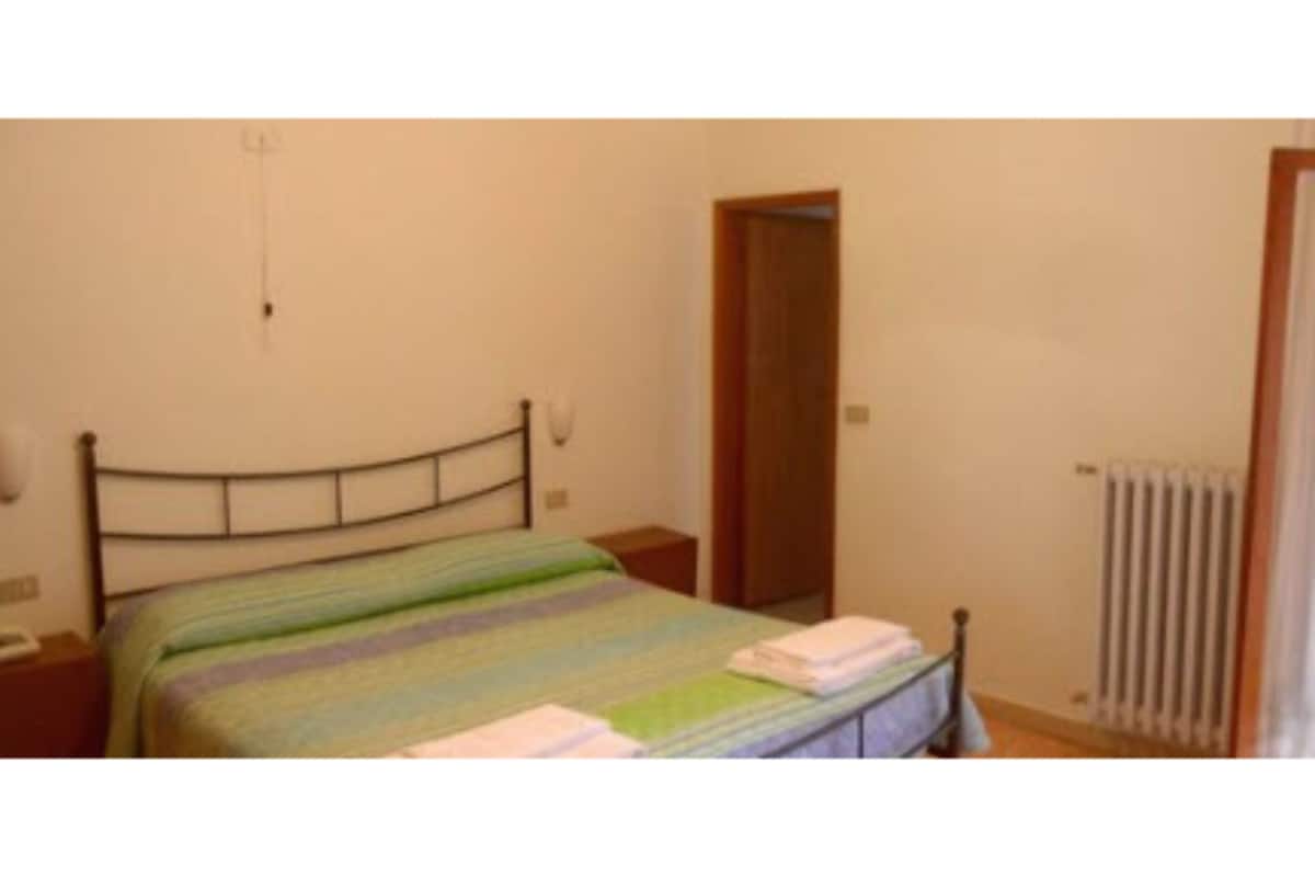 Desk, rollaway beds (surcharge)