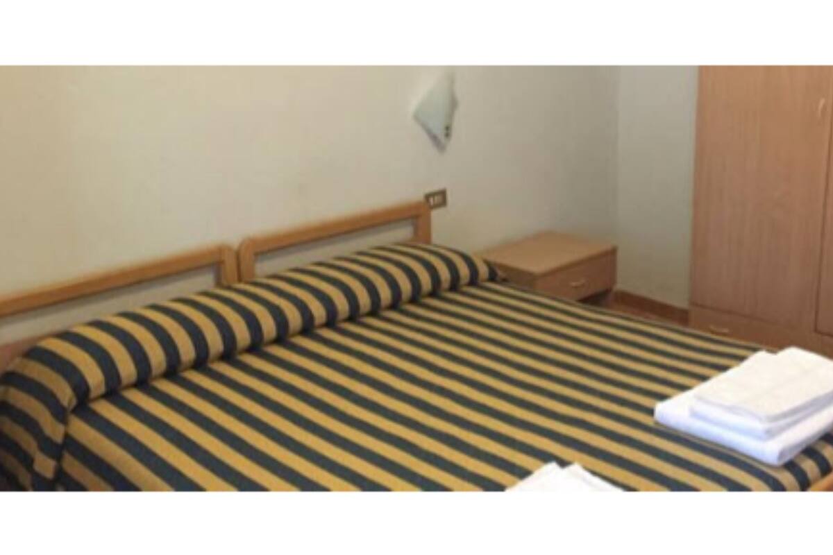Desk, rollaway beds (surcharge)