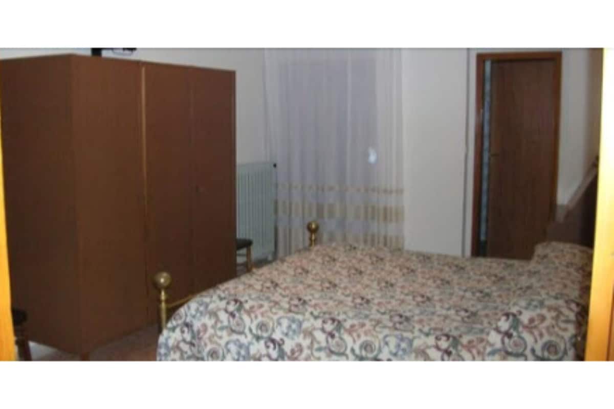 Desk, rollaway beds (surcharge)
