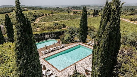 Piscina coperta, piscina stagionale all'aperto, ombrelloni da piscina. Villa di Sotto