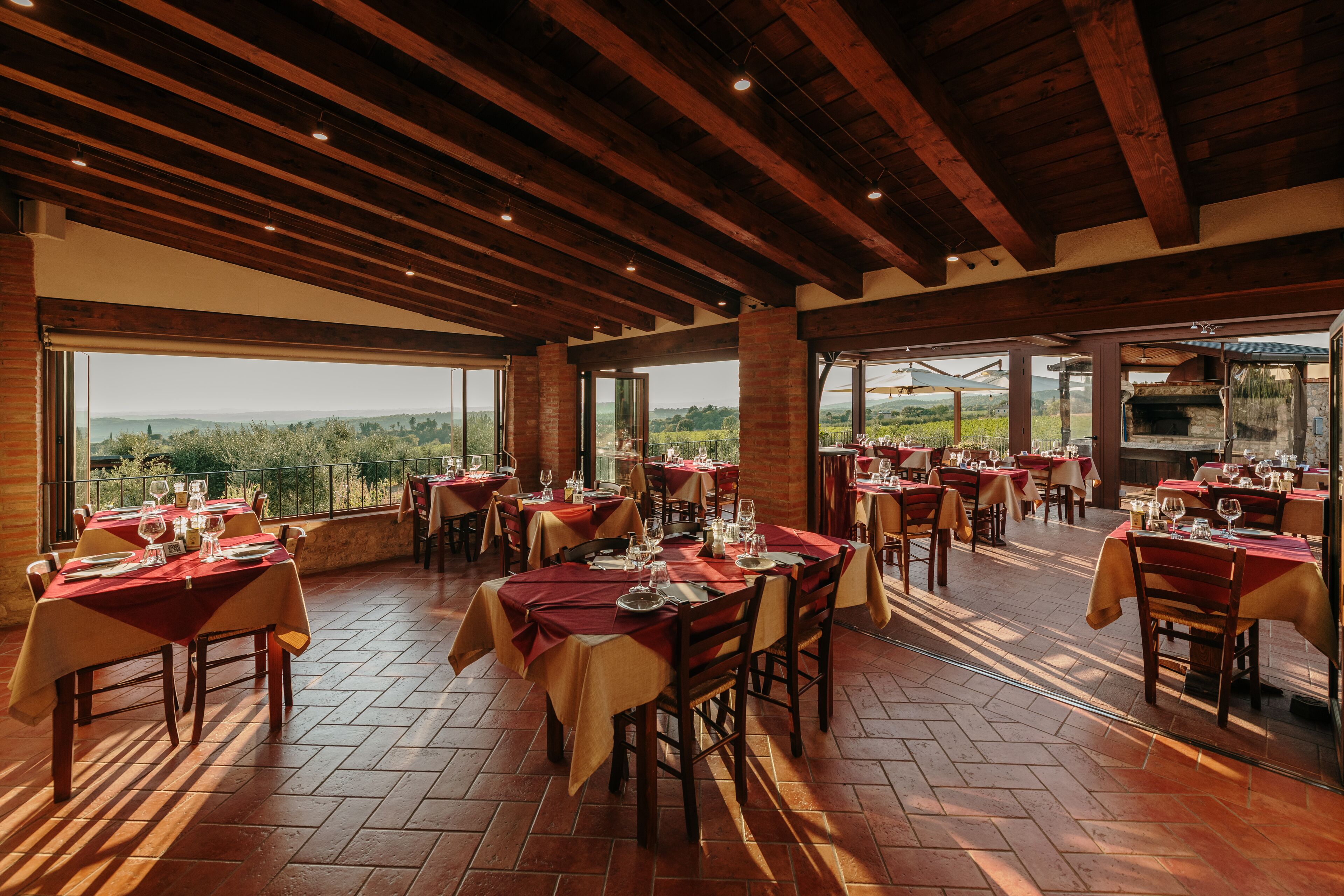 Petit déjeuner, déjeuner, dîner et brunch servis sur place