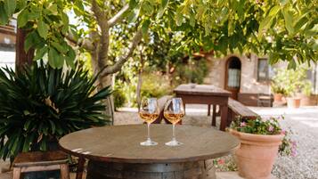 FrĂŒhstĂŒck, Mittagessen, Abendessen, lokale KĂŒche, Blick auf den Garten