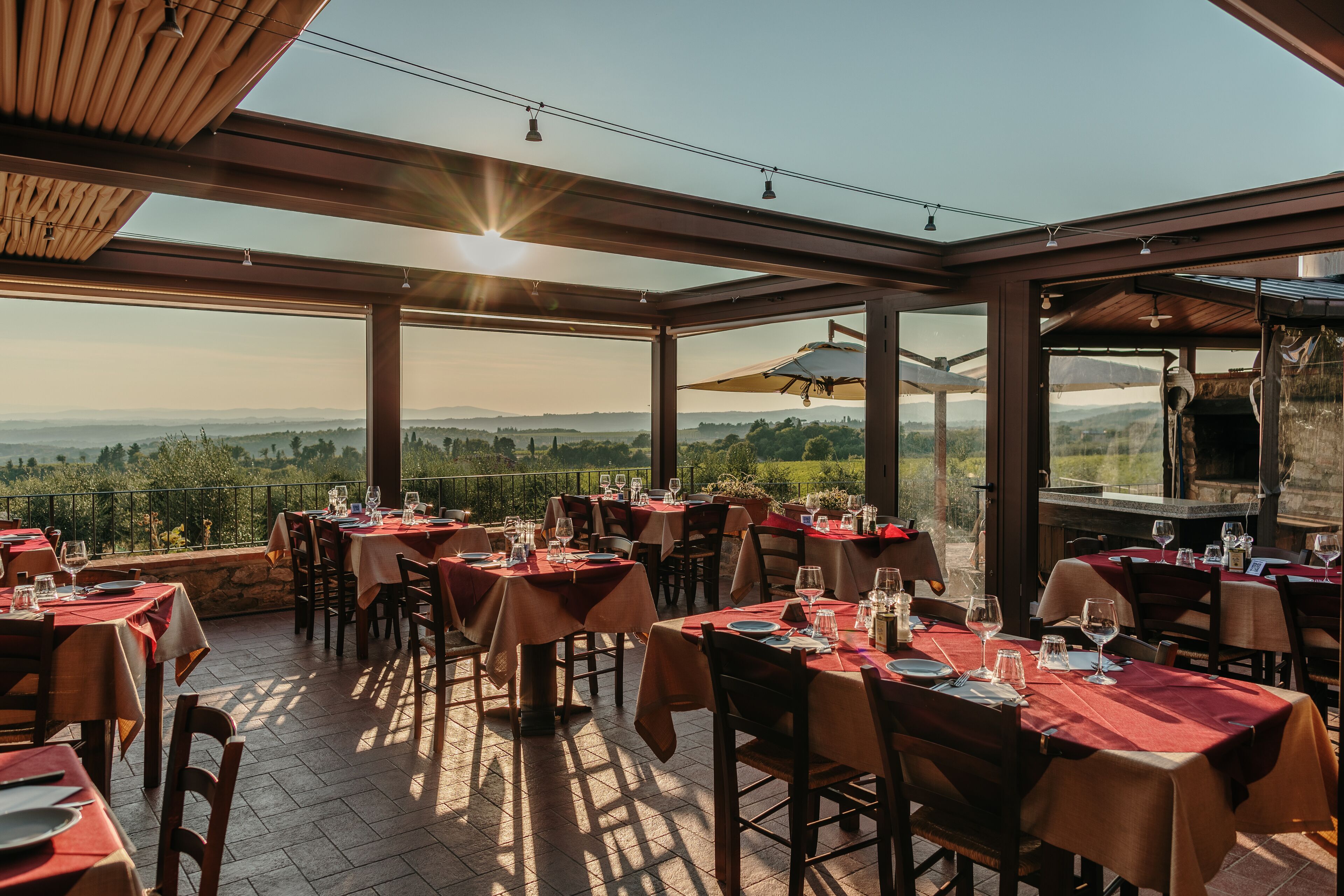 Frühstück, Mittagessen, Abendessen, lokale Küche, Blick auf den Garten 