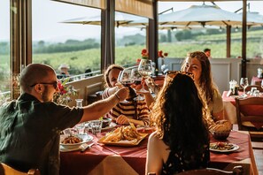 Se sirven desayunos, comidas, cenas y cocina local con vista al jardín