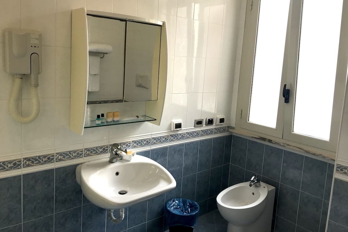 Superior Room, Garden View | Bathroom | Shower, rainfall showerhead, free toiletries, hair dryer