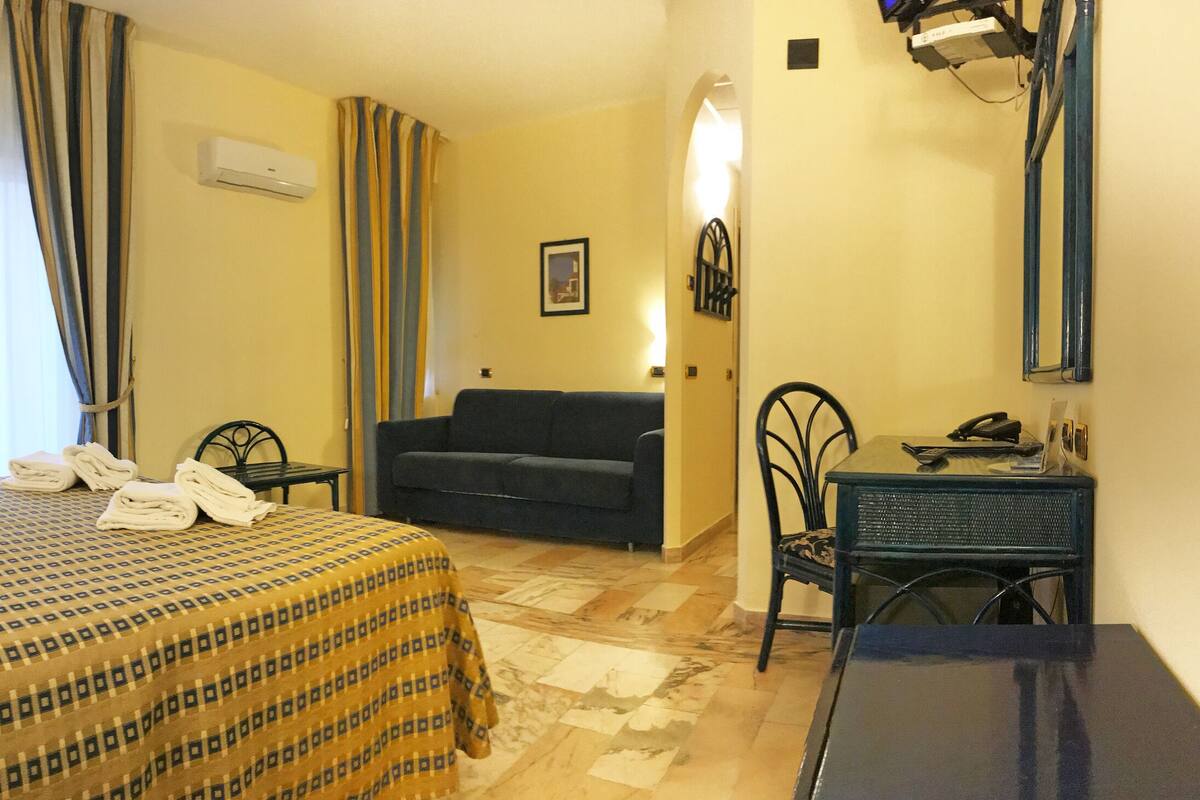 Superior Room, Balcony, Partial Ocean View | Premium bedding, minibar, in-room safe, desk