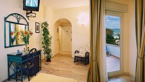 Rom – deluxe | Oppholdsområde | En 32-tommers LED-TV med Parabol-TV samt TV og filmkjøp