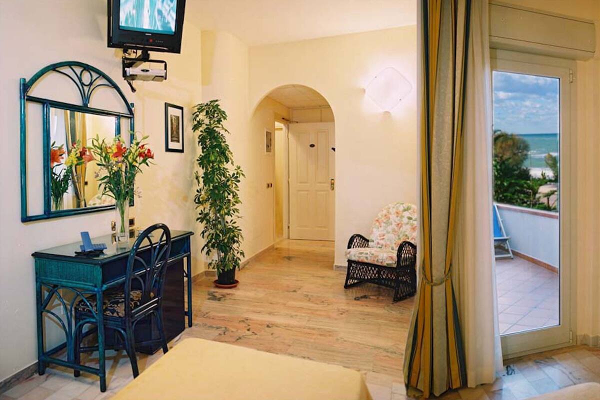 Deluxe Room | Living area | 32-inch LED TV with satellite channels, TV, pay movies