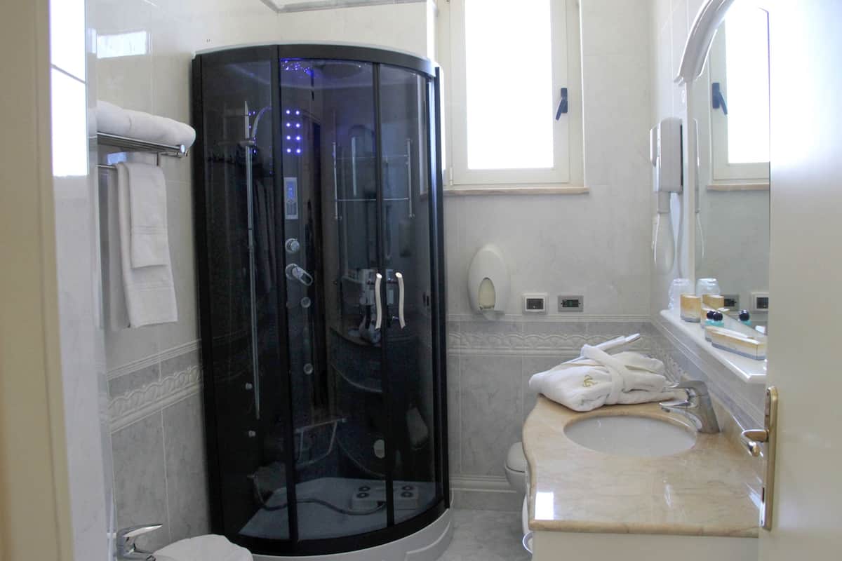 Suite, Balcony, Garden View | Bathroom | Shower, rainfall showerhead, free toiletries, hair dryer