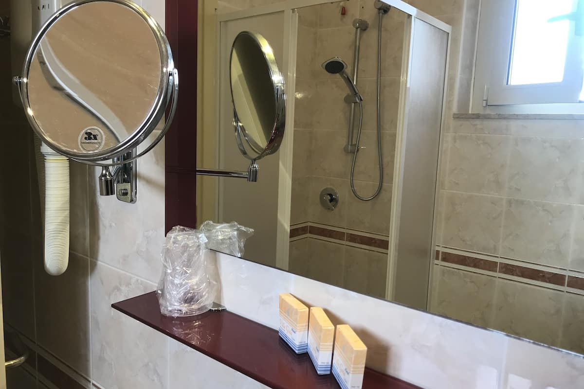 Standard Room, Non Smoking, Garden View | Bathroom | Shower, rainfall showerhead, free toiletries, hair dryer