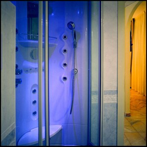 Bathroom shower - Villa Gaia Hotel (Cefalù)