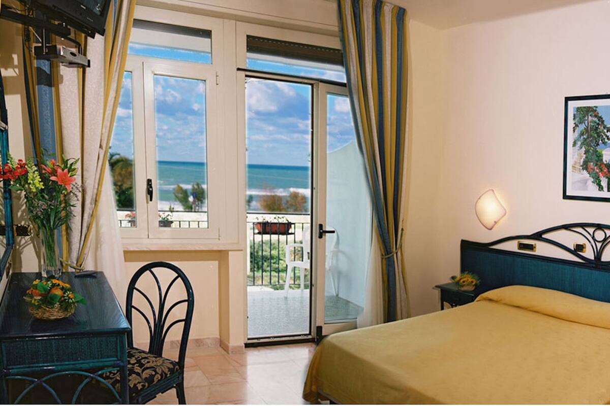 Panoramic Suite, Sea View | Premium bedding, minibar, in-room safe, desk