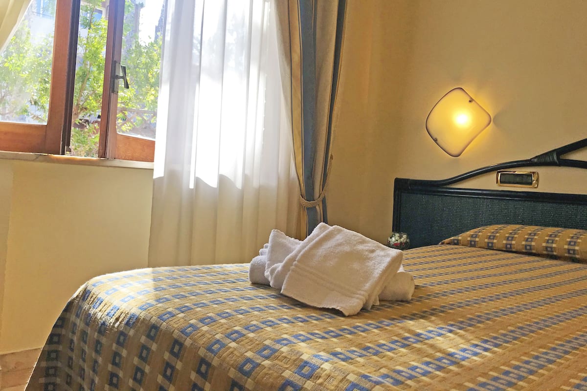 Standard Room, Non Smoking, Garden View | 1 bedroom, premium bedding, minibar, in-room safe