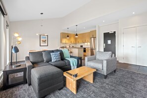 Suite, 1 kingsize-seng med sovesofa, ikke-røyk, tekjøkken | Safe på rommet, strykejern/-brett, wi-fi (inkludert) og sengetøy