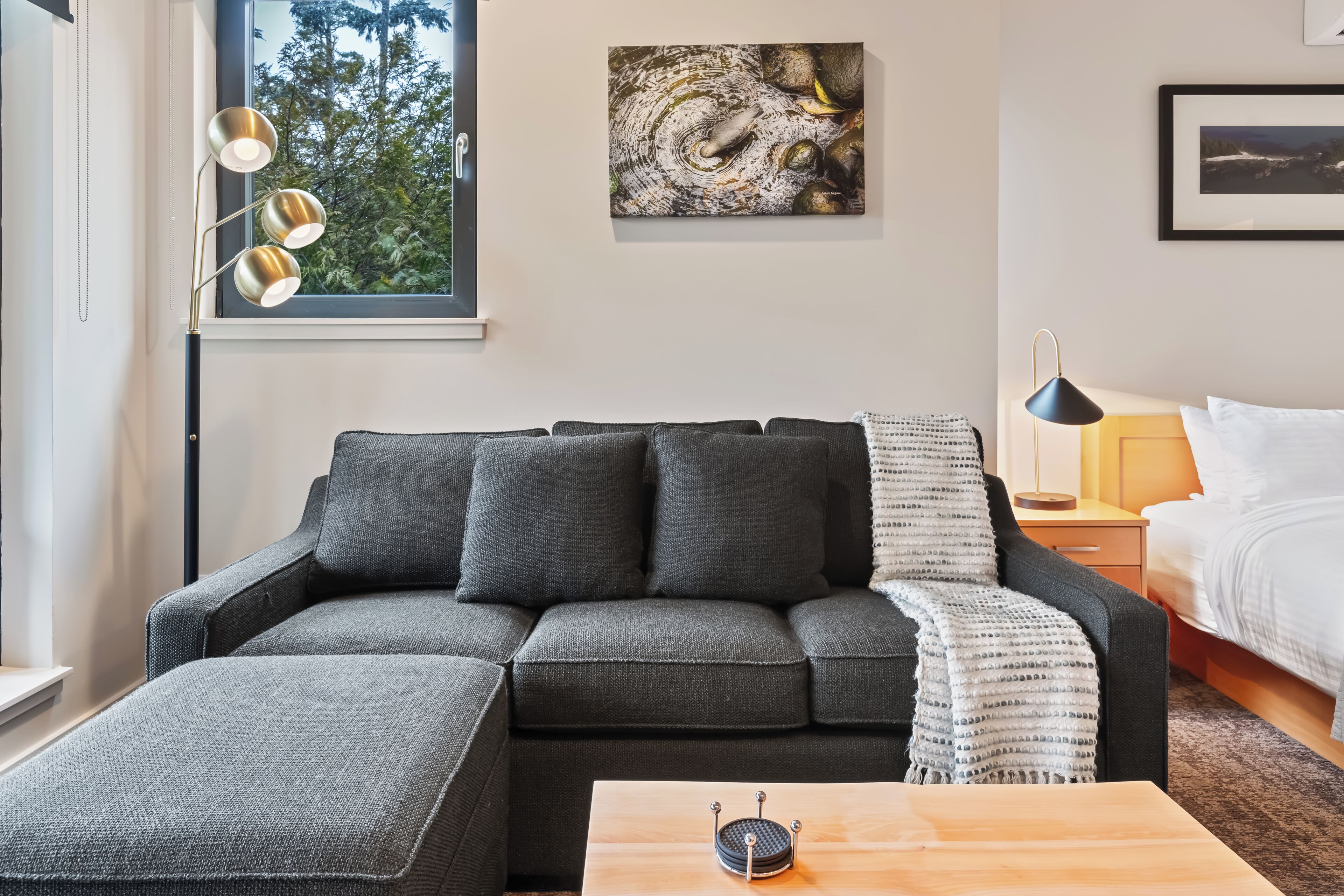 1 bedroom lodge | living area | 46-inch flat-screen tv with digital channels, tv, fireplace