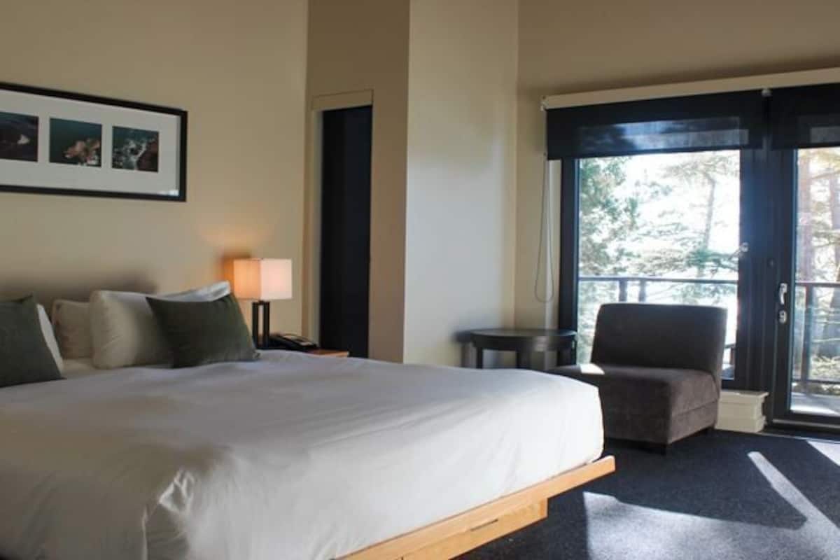 In-room safe, iron/ironing board, free WiFi, bed sheets