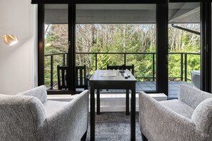 Suite estudio, 1 cama de matrimonio grande, no fumadores, balcón | Caja fuerte, tabla de planchar con plancha, wifi gratis y ropa de cama