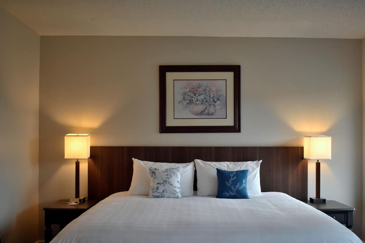 Deluxe Room, Kitchenette, Beach View | 1 bedroom, down duvets, Tempur-Pedic beds, desk