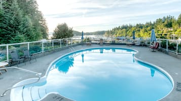 Piscina externa, funciona das 10h às 21h, espreguiçadeiras