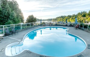 Una piscina al aire libre (de 10:00 a 21:00), tumbonas