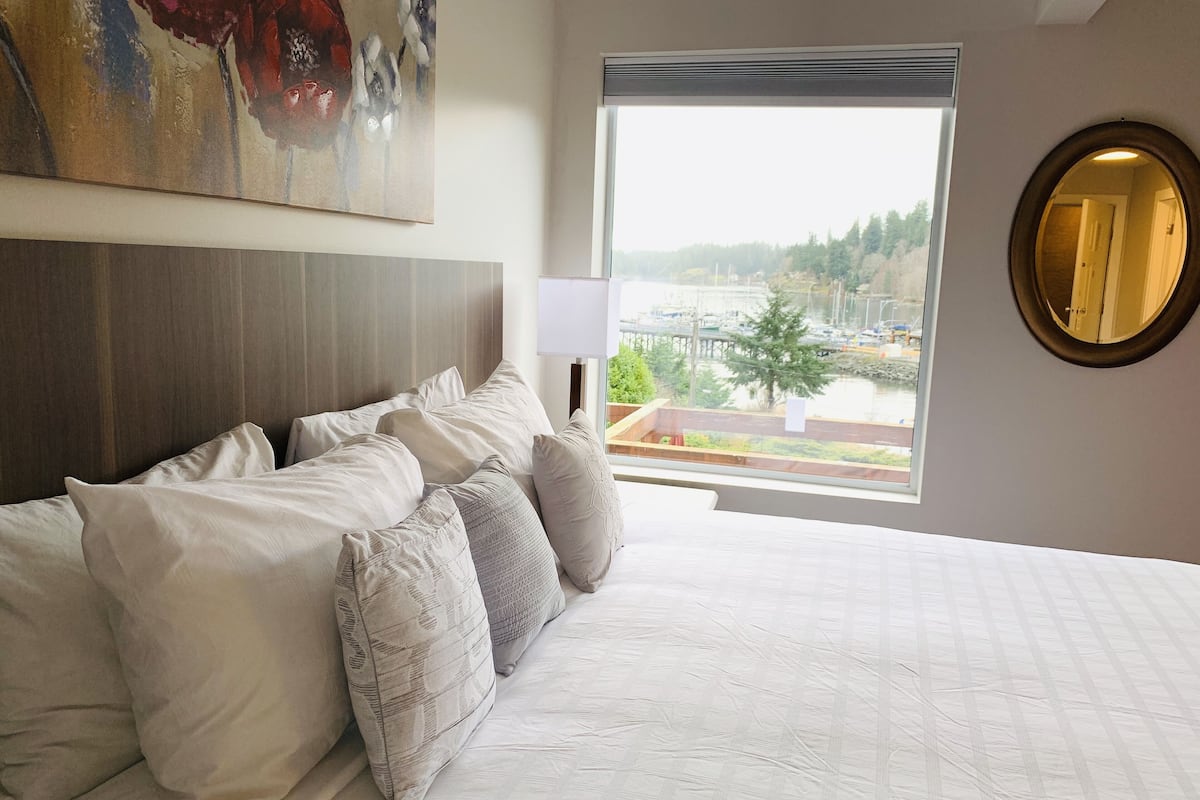 deluxe room, 1 king bed | 1 bedroom, down duvets, tempur-pedic beds, desk