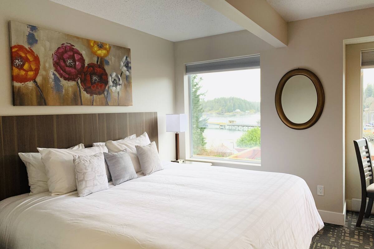 deluxe room, 1 king bed | 1 bedroom, down duvets, tempur-pedic beds, desk