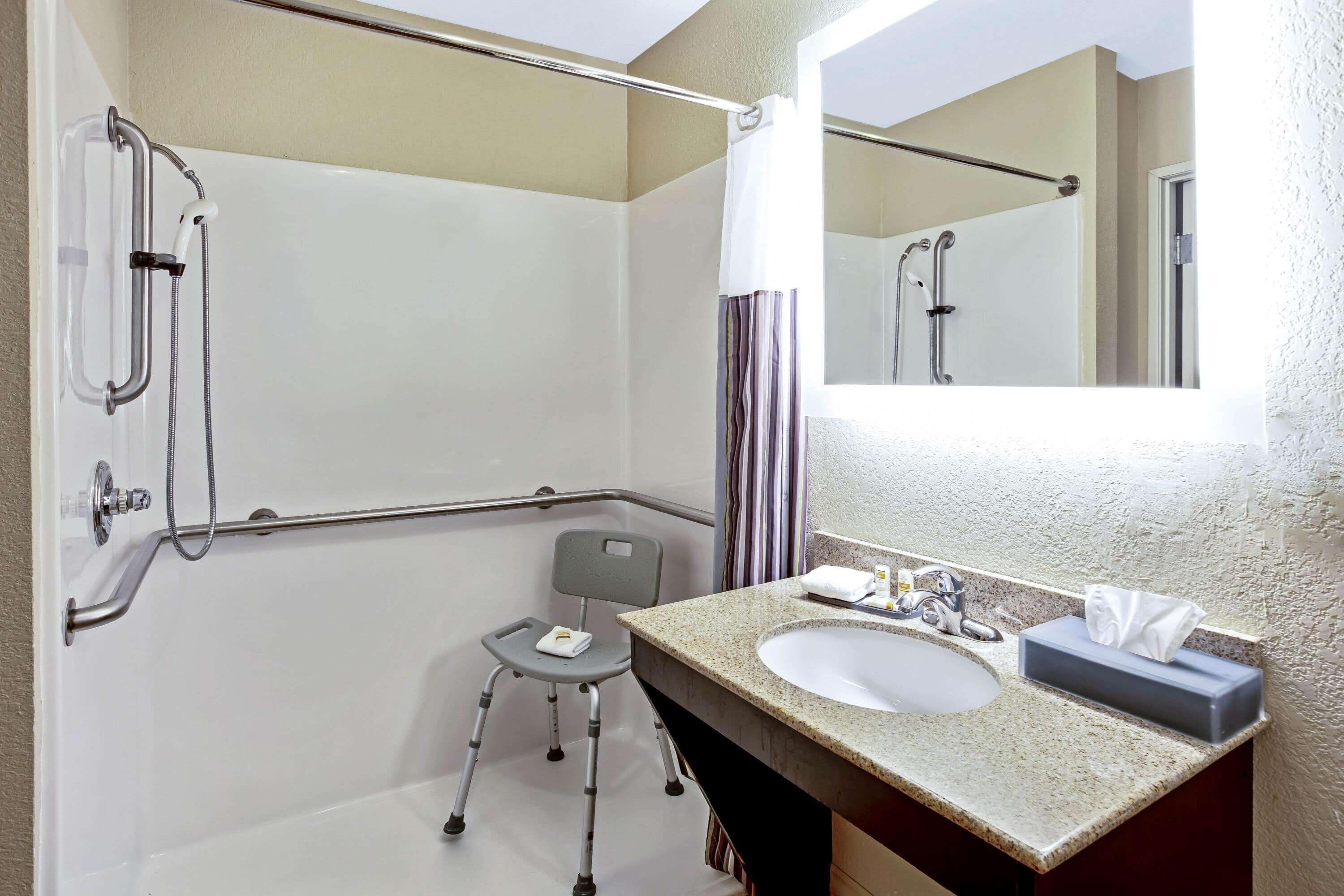 combined shower/bathtub, hair dryer, towels
