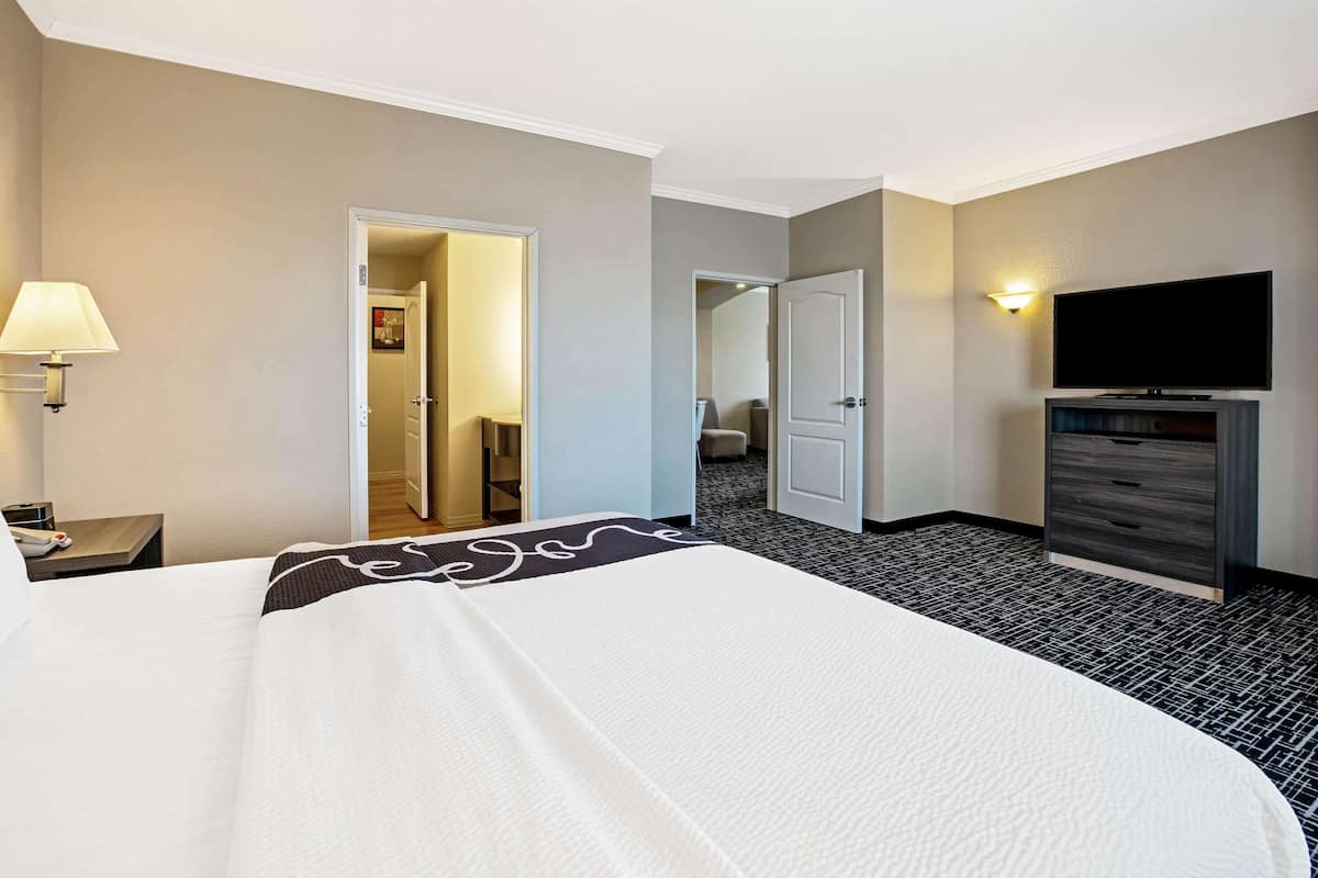 deluxe suite, 1 king bed, non smoking (deluxe family suite) | premium bedding, desk, laptop workspace, blackout curtains