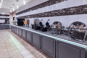 Café da manhã completo grátis todos os dias