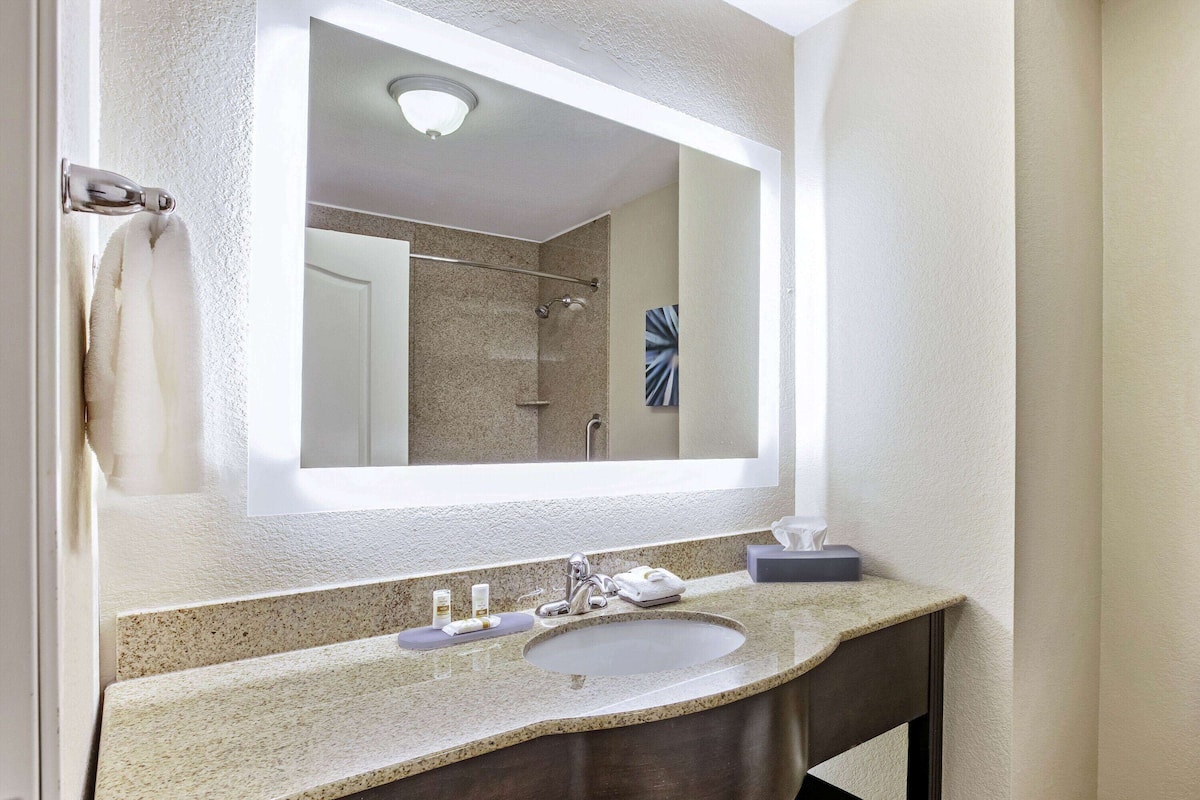 Combined shower/tub, hair dryer, towels